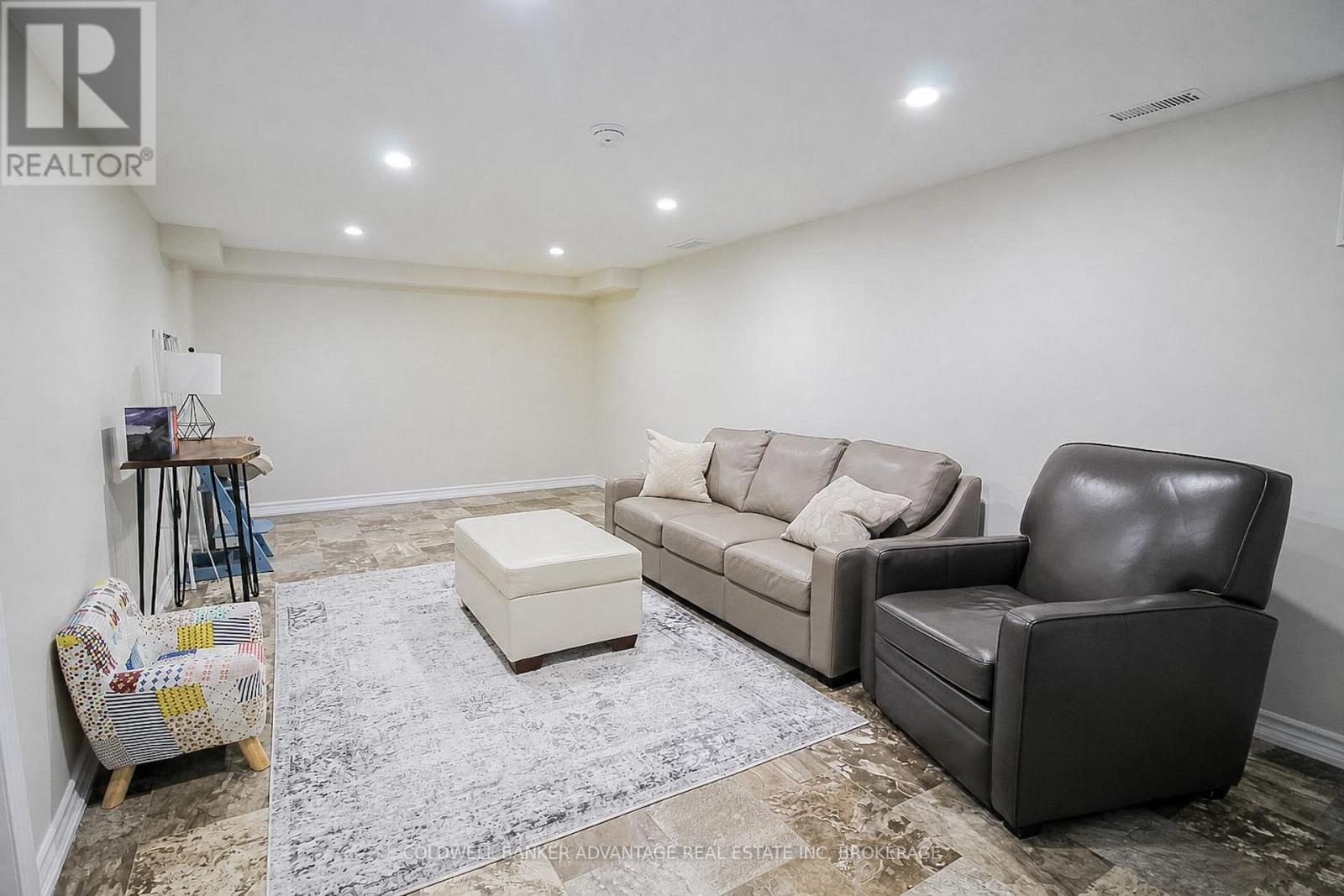 11 FALLINGBROOK DRIVE - 33