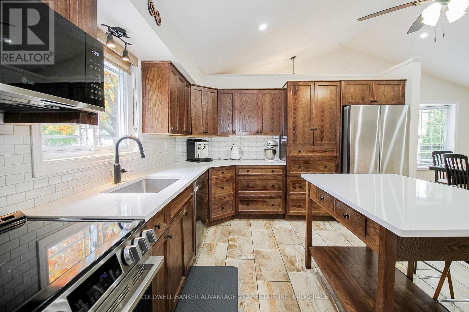 11 FALLINGBROOK DRIVE - 6