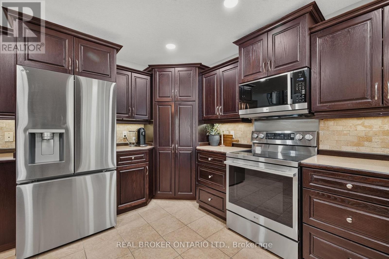 38 Roberta Street — photo 11