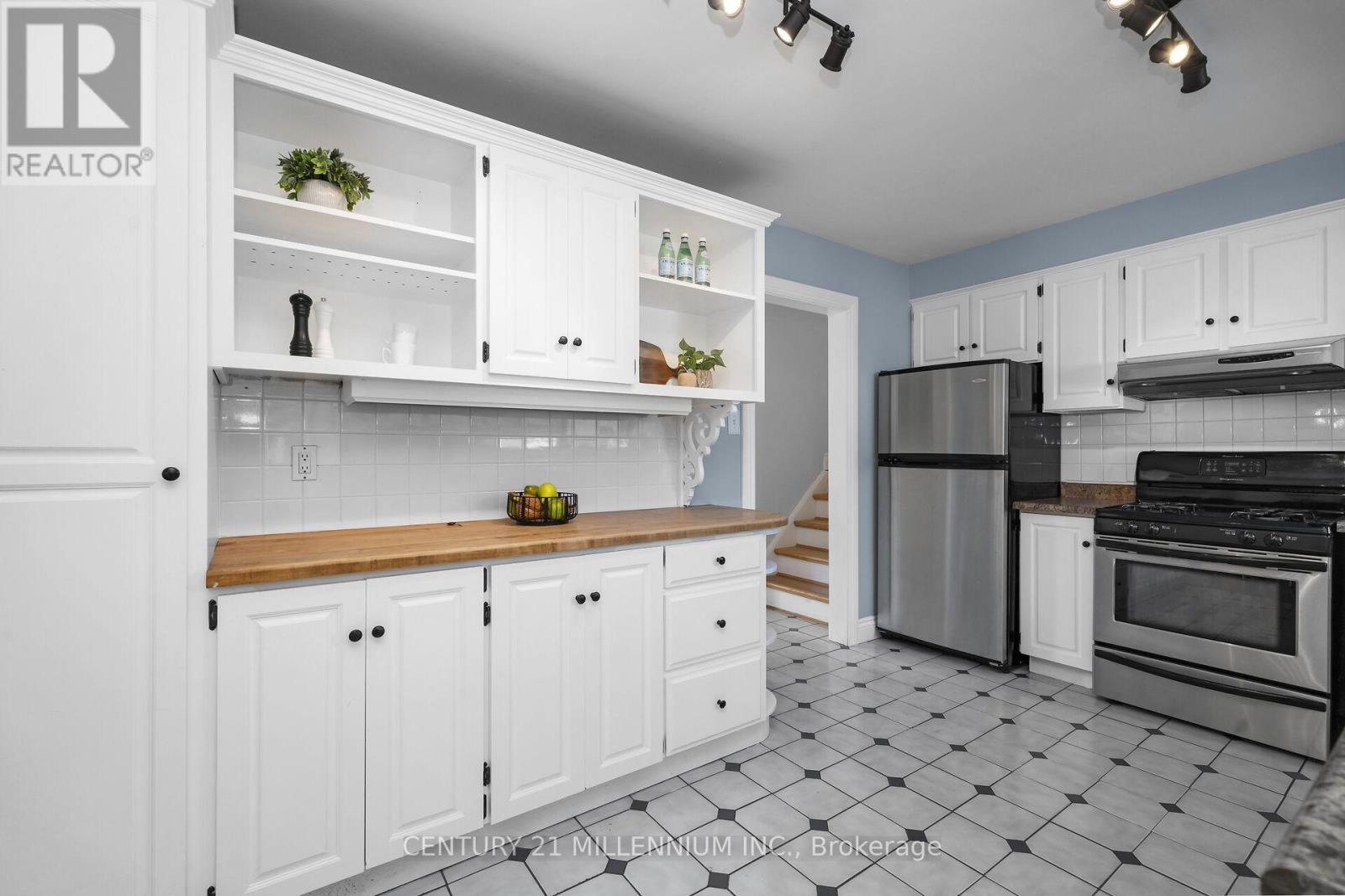 27 Dundas Street West — photo 18
