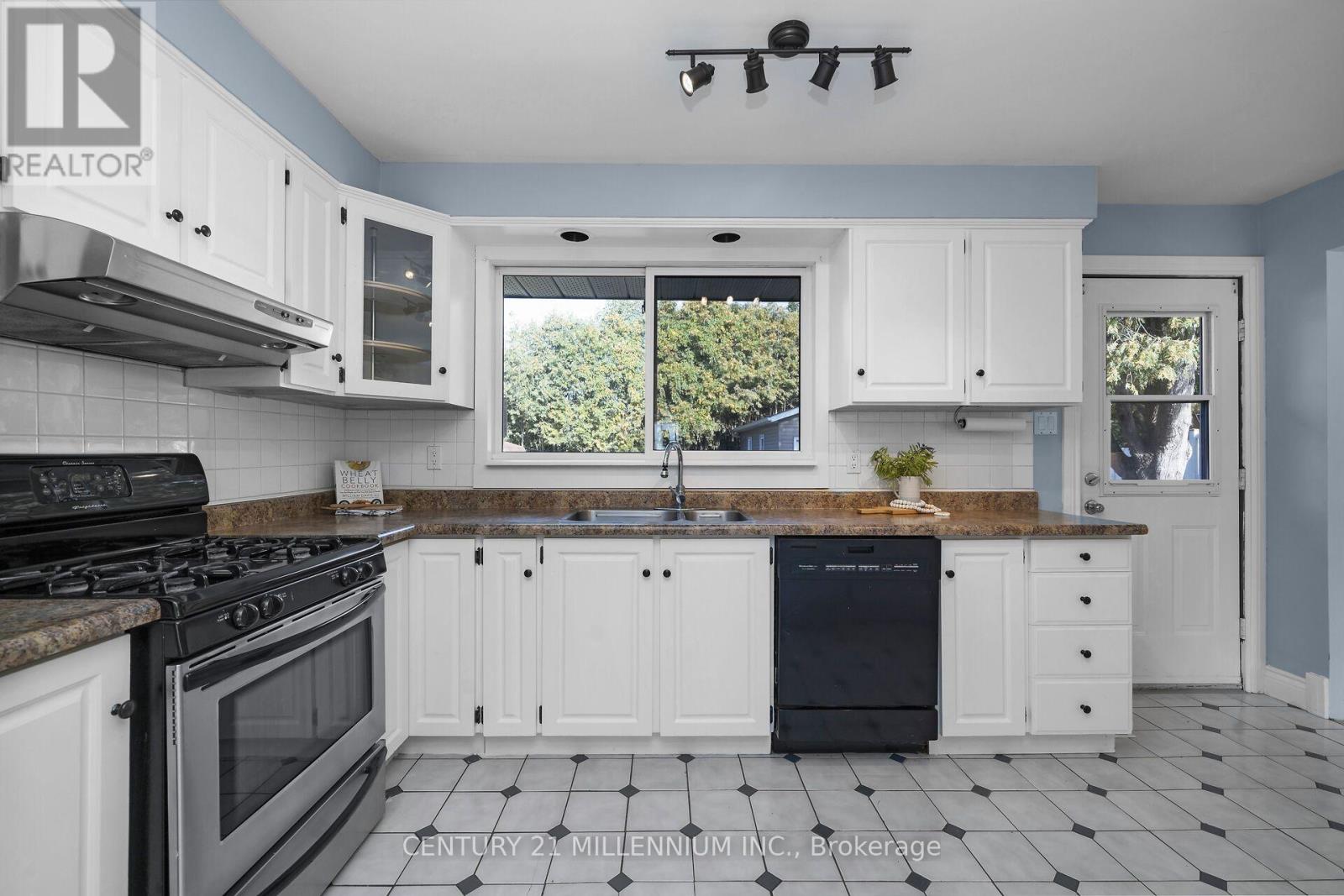 27 Dundas Street West — photo 20