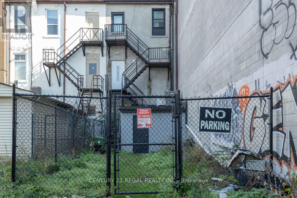 246 Spadina Avenue — photo 40
