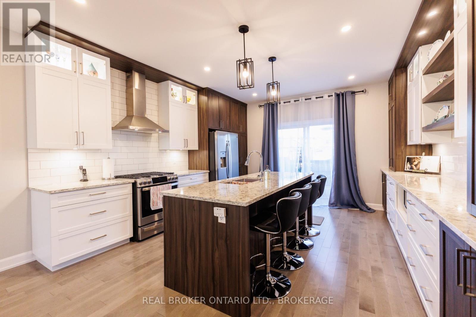 2415 Watson Crescent — photo 16