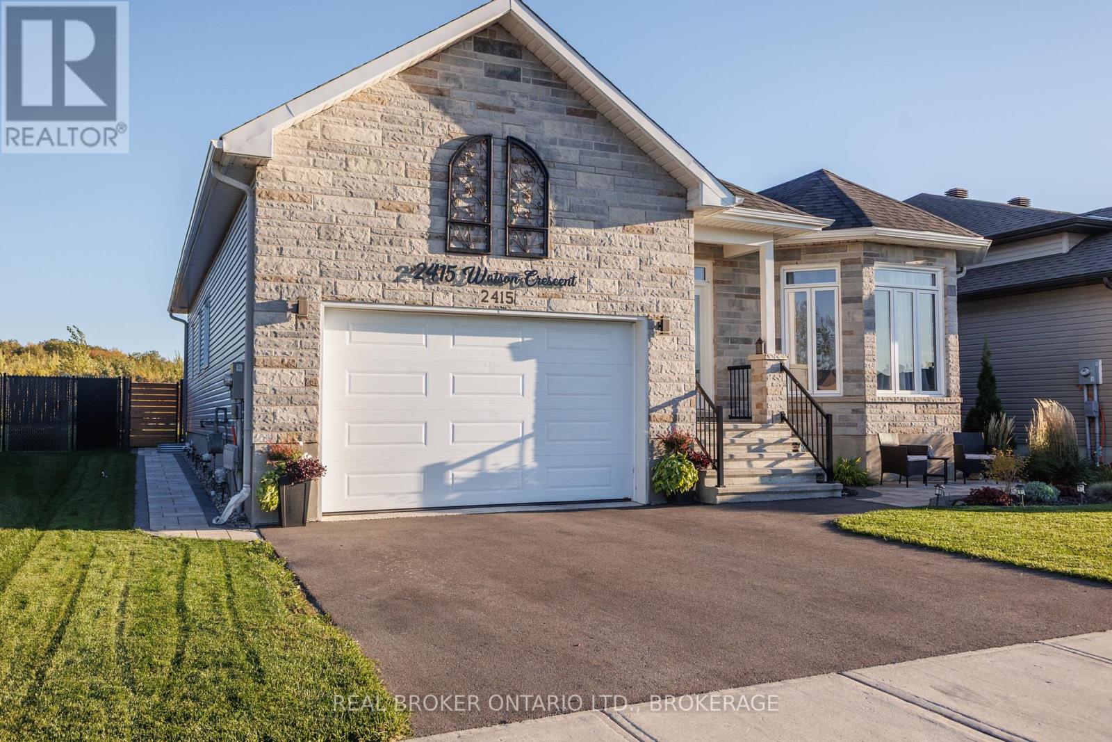 2415 Watson Crescent — photo 2