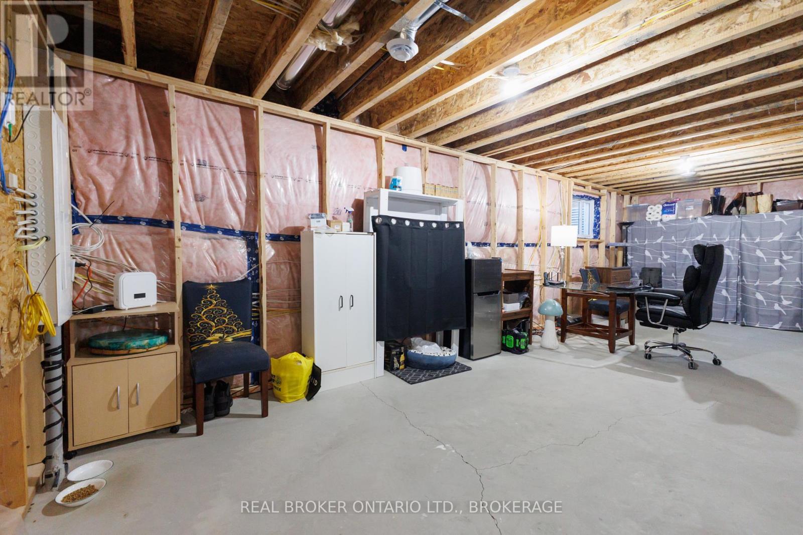 2415 Watson Crescent — photo 37