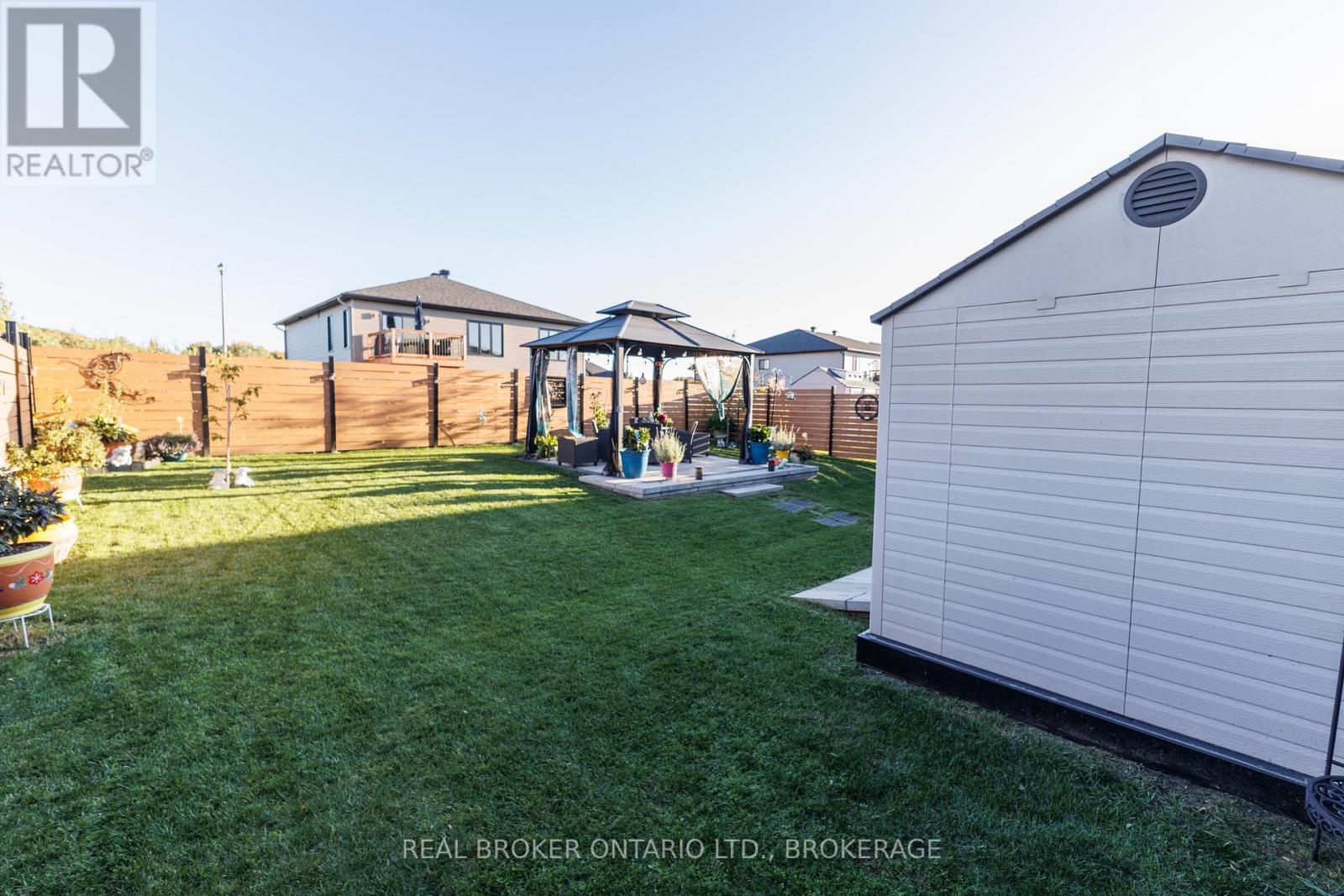 2415 Watson Crescent — photo 40