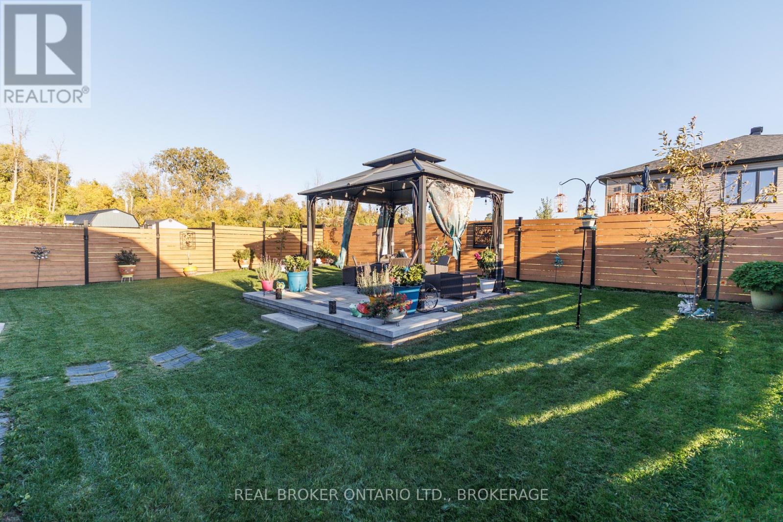 2415 Watson Crescent — photo 41