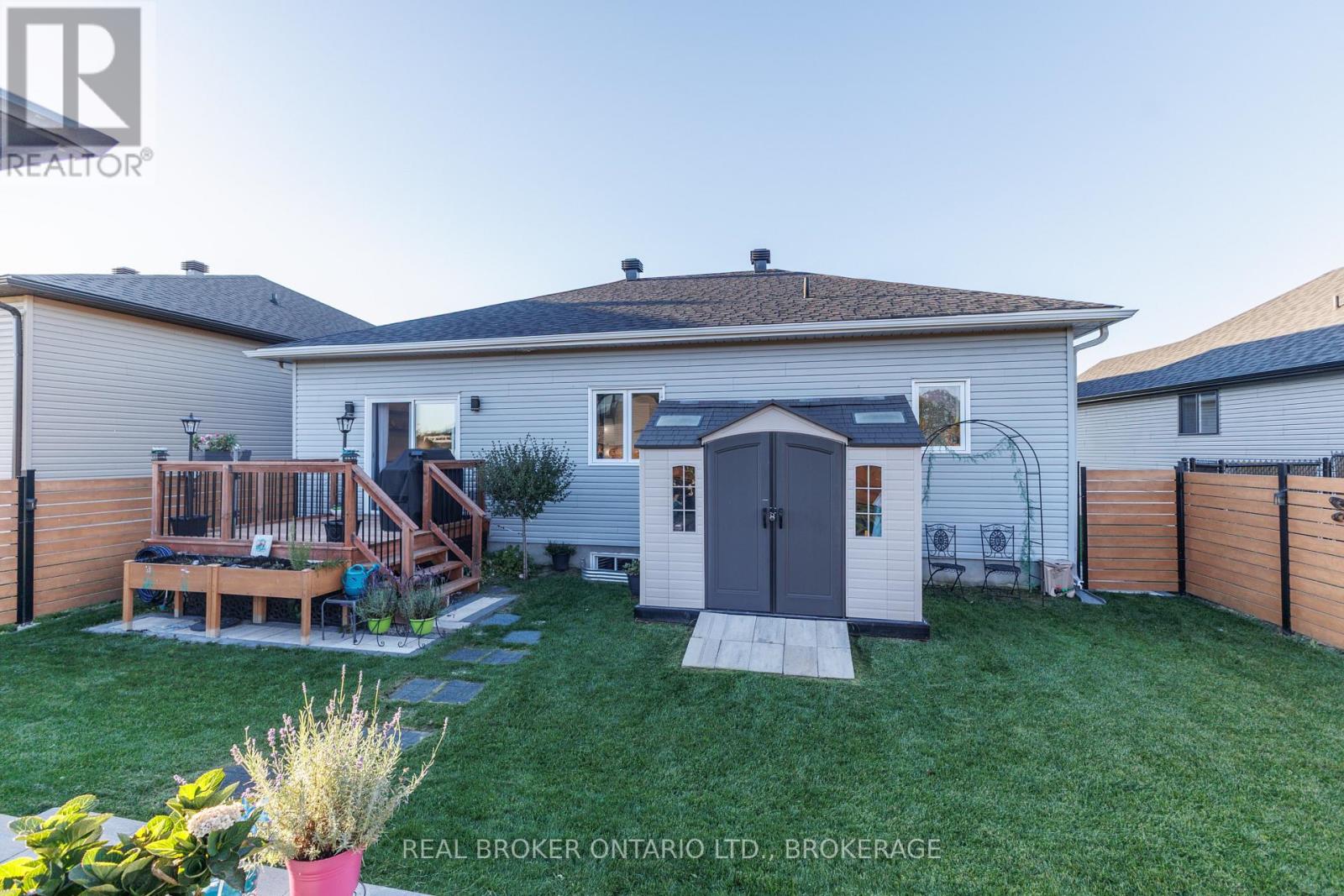 2415 Watson Crescent — photo 43