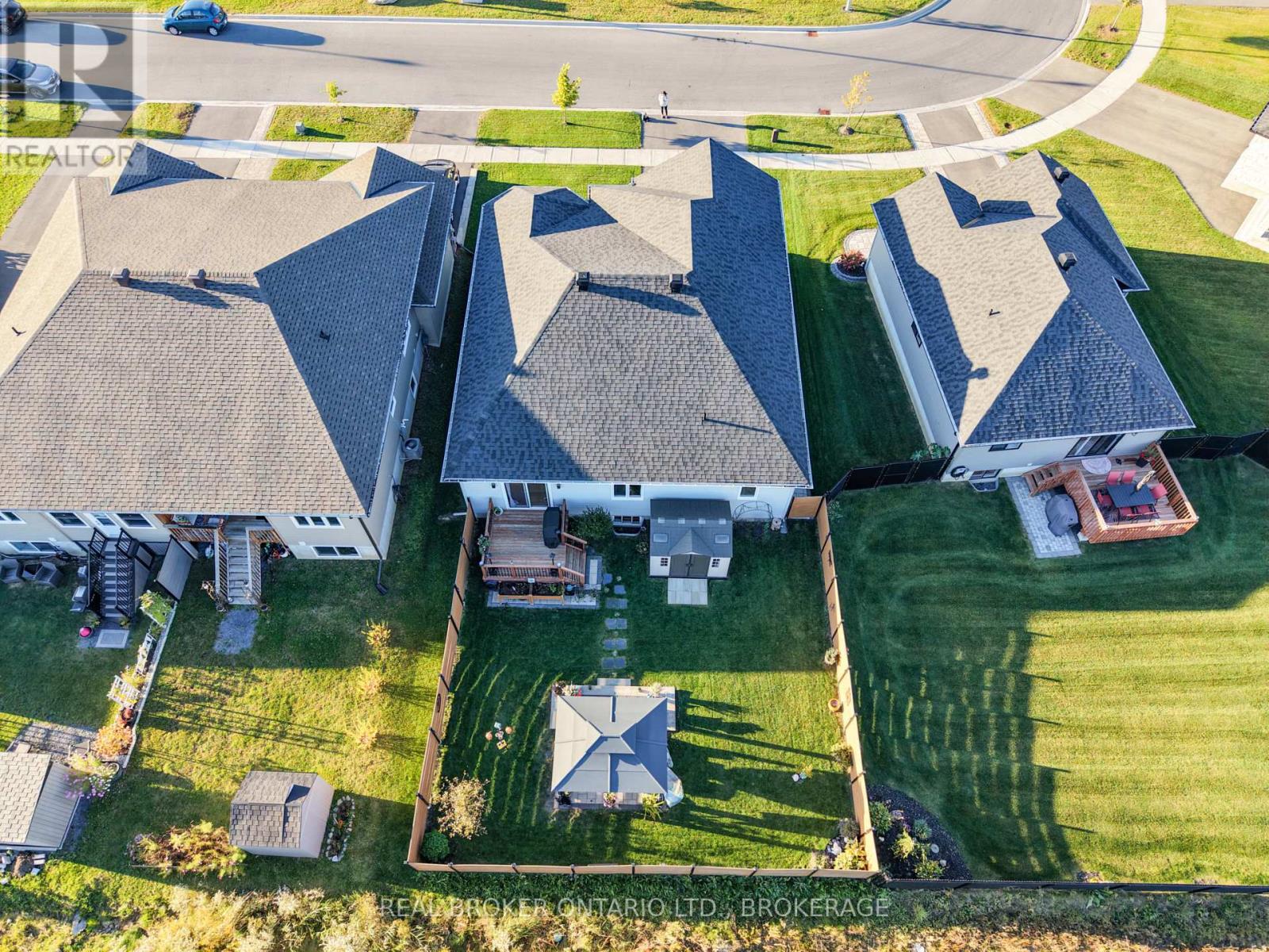 2415 Watson Crescent — photo 44
