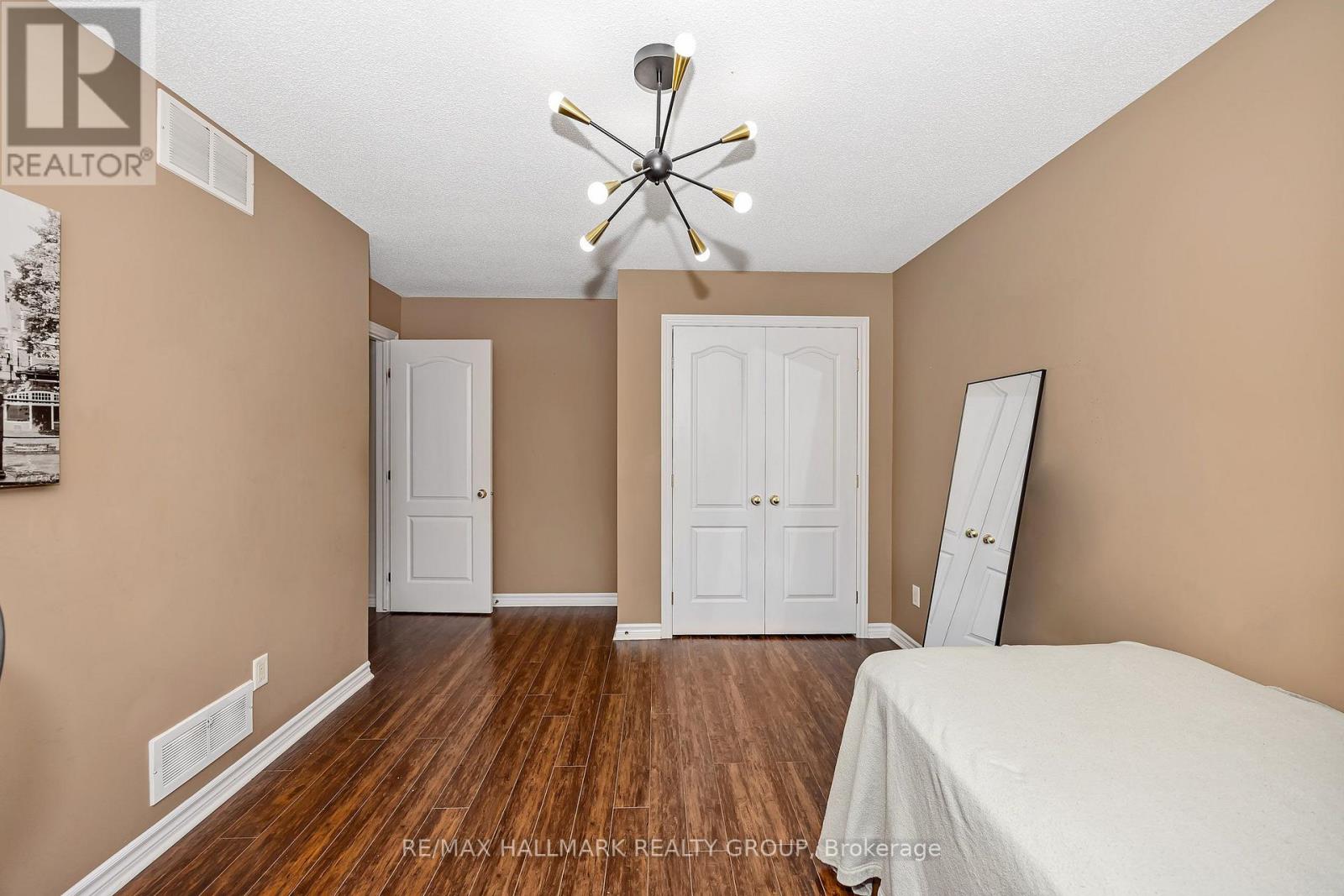 5b Kemp Drive — photo 37
