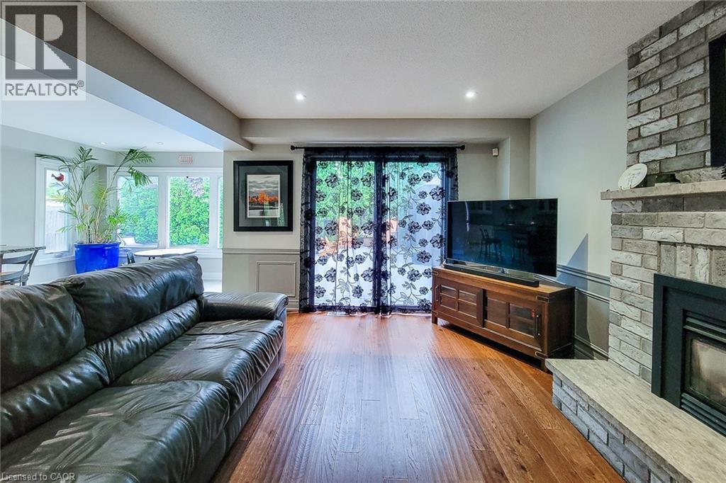 29 Woodside Square — photo 17
