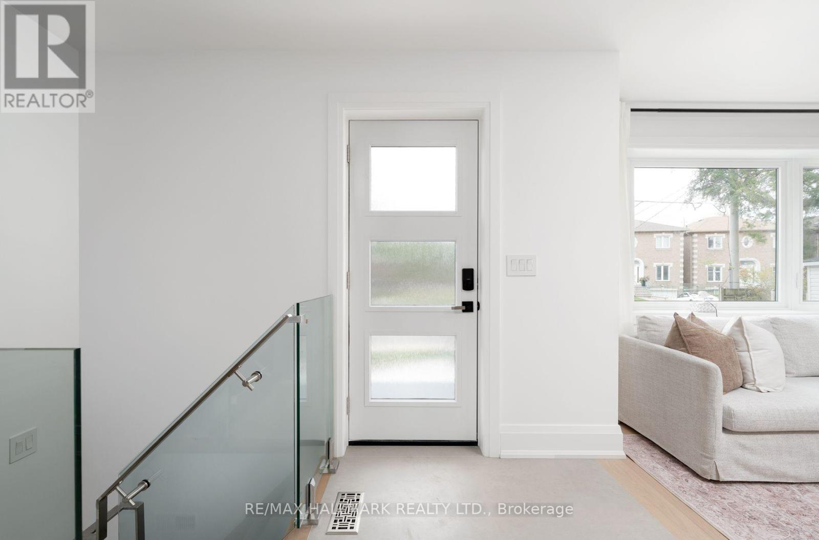1075 Greenwood Avenue, Toronto, ON photo 4