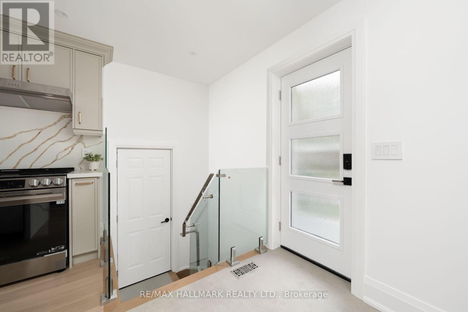 1075 Greenwood Avenue, Toronto, ON photo 5