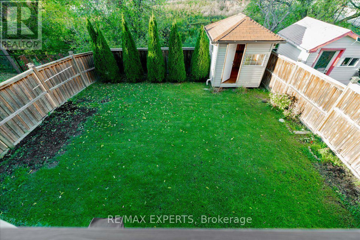 147 Armstrong Crescent — photo 42