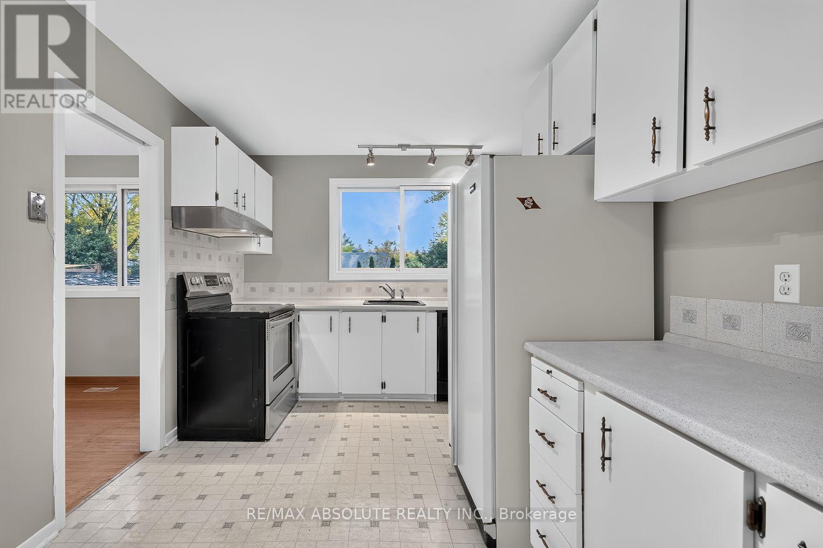 2166 Monson Crescent — photo 20