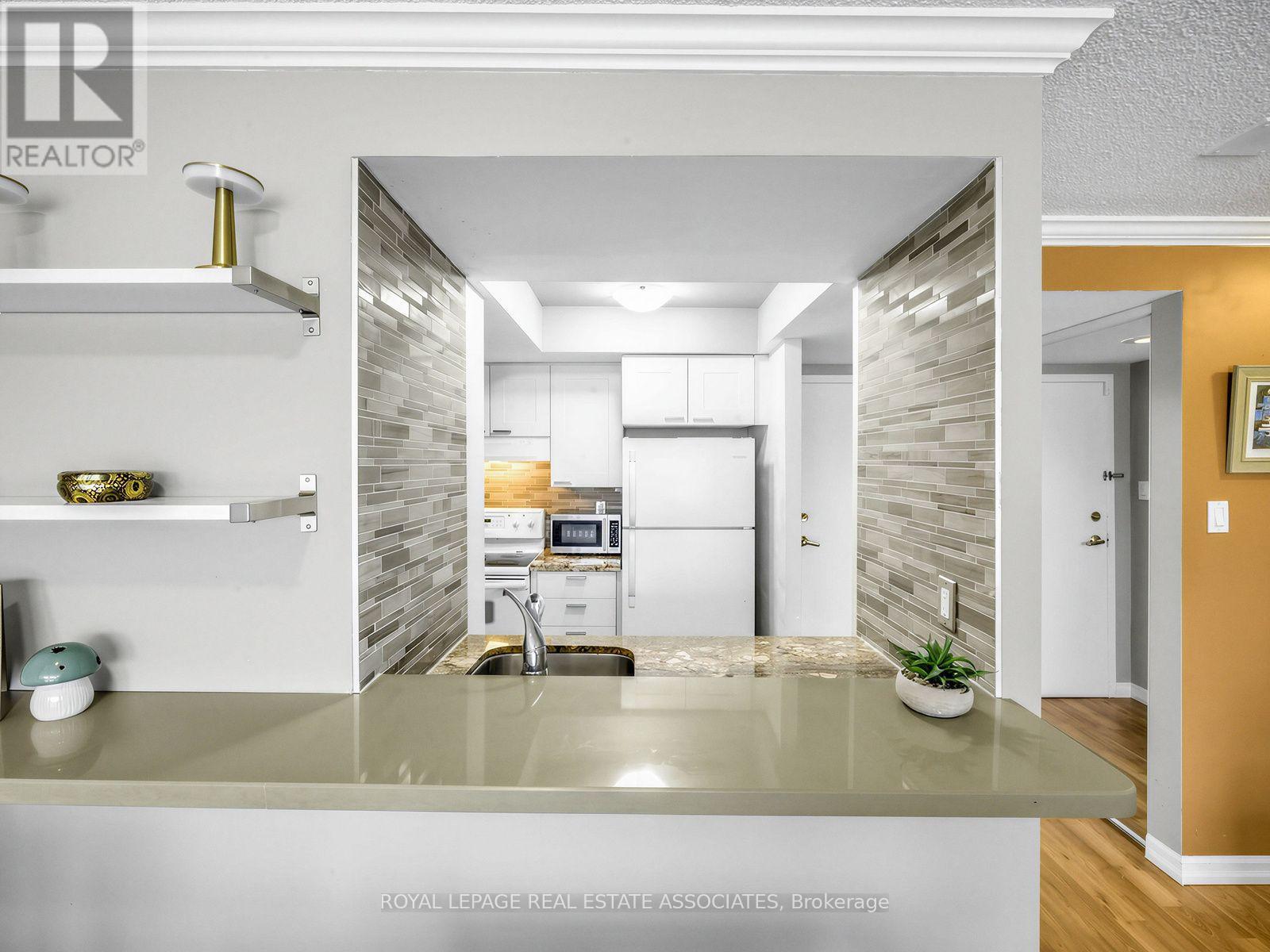 2091 Hurontario Street — photo 10