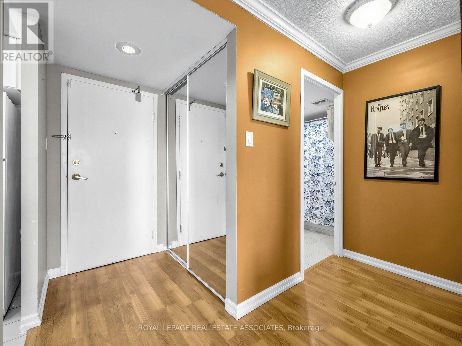 2091 Hurontario Street — photo 12