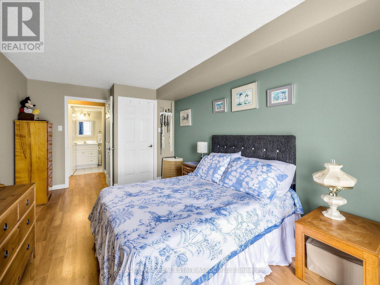 2091 Hurontario Street — photo 15