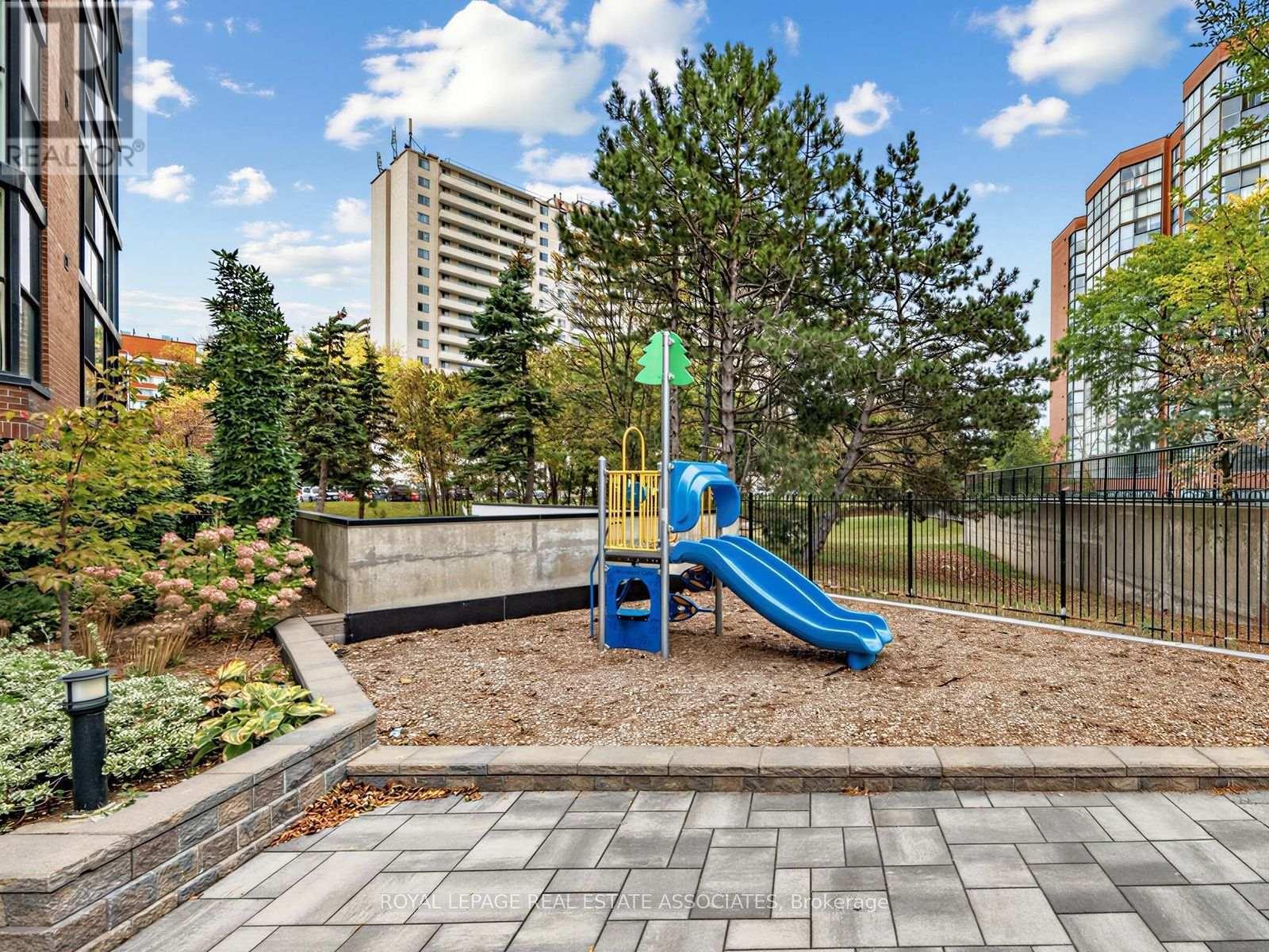 2091 Hurontario Street — photo 26