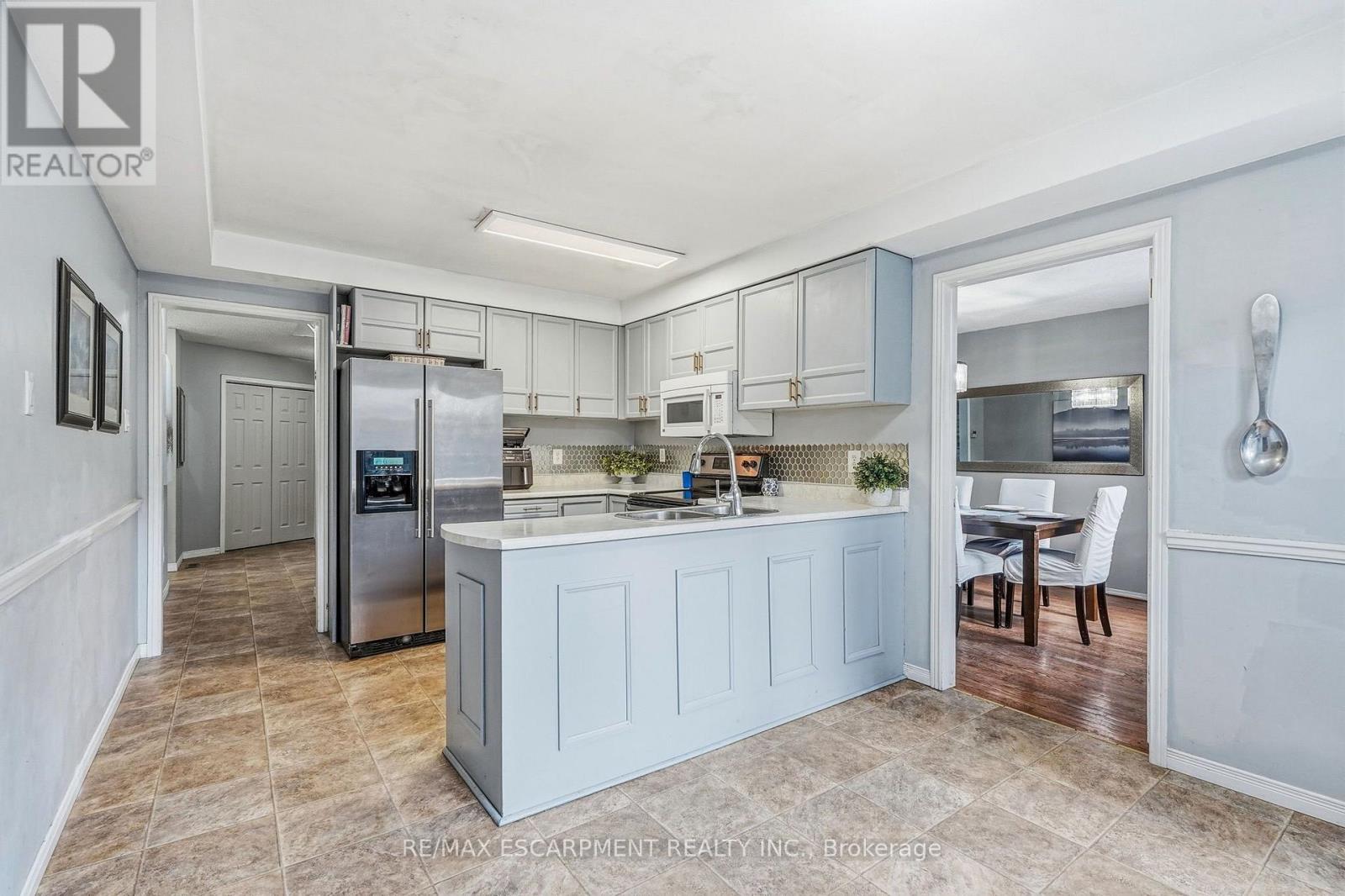 18 Rowntree Drive, Hamilton, ON photo 10