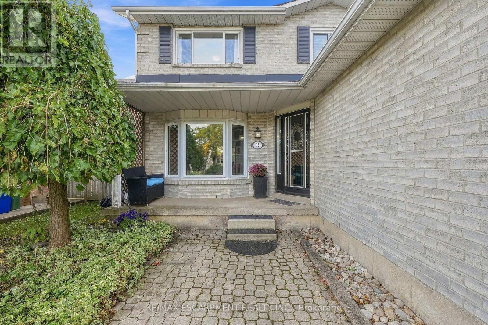 18 Rowntree Drive, Hamilton, ON photo 3