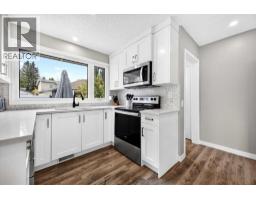 4pc Bathroom - 11219 Braniff Road Sw, Calgary, AB T2W1C4 Photo 9