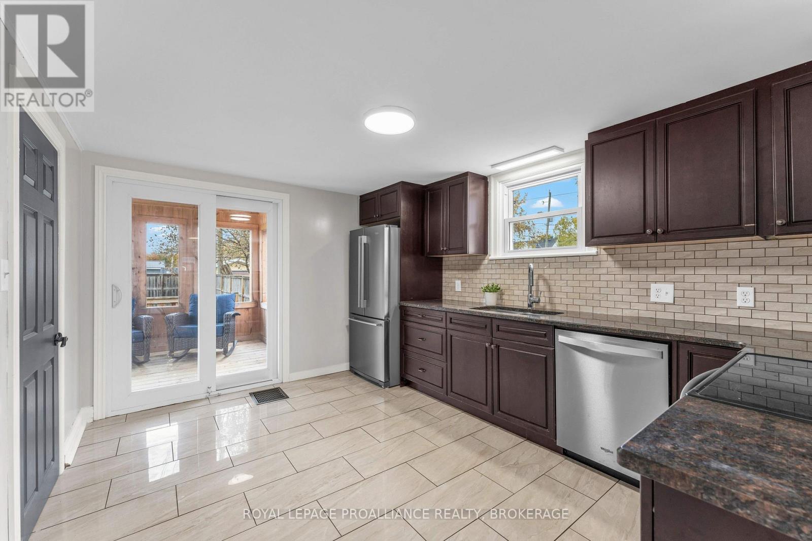 262 BROCK STREET, Gananoque — photo 12
