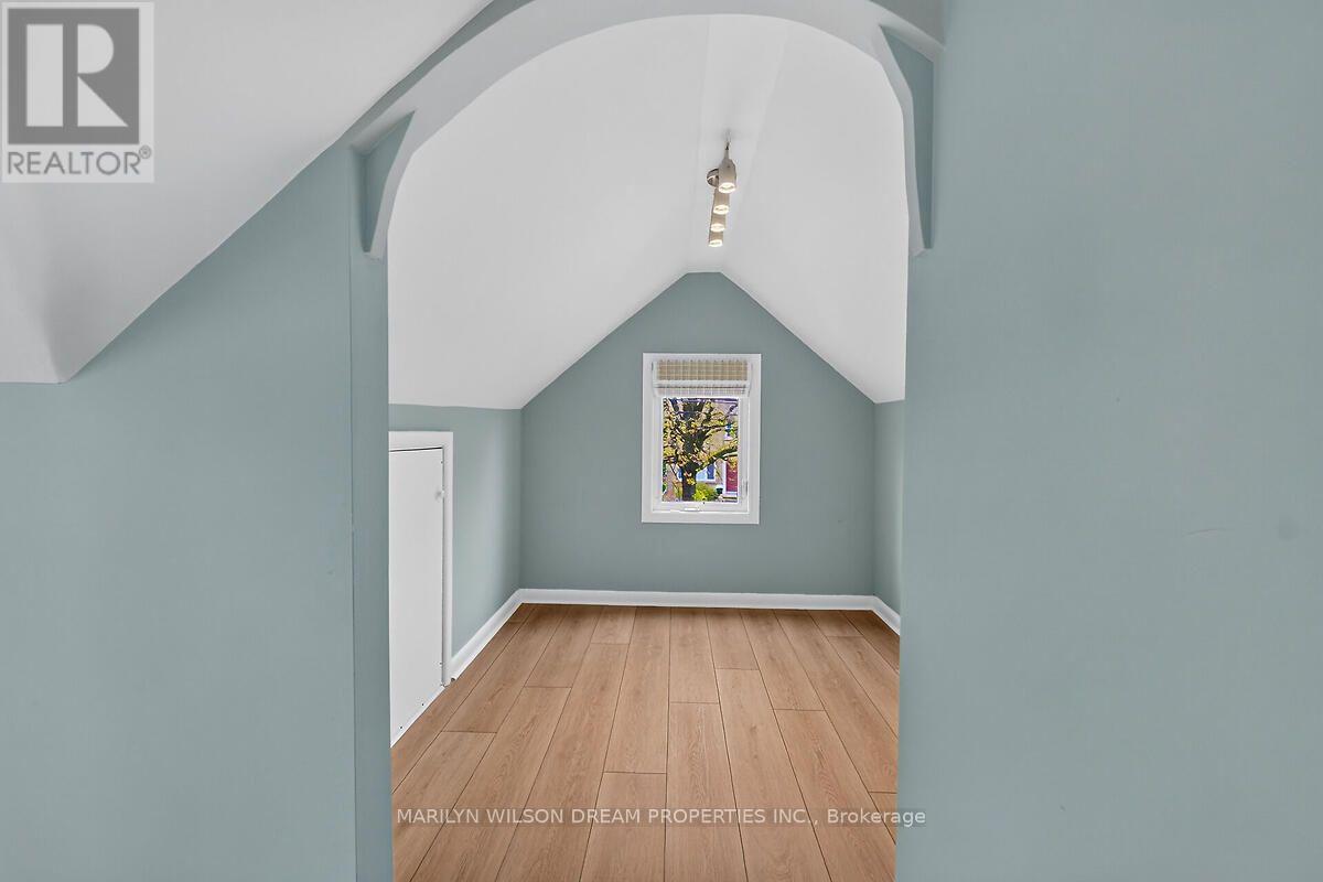 121 St Laurent Boulevard — photo 33