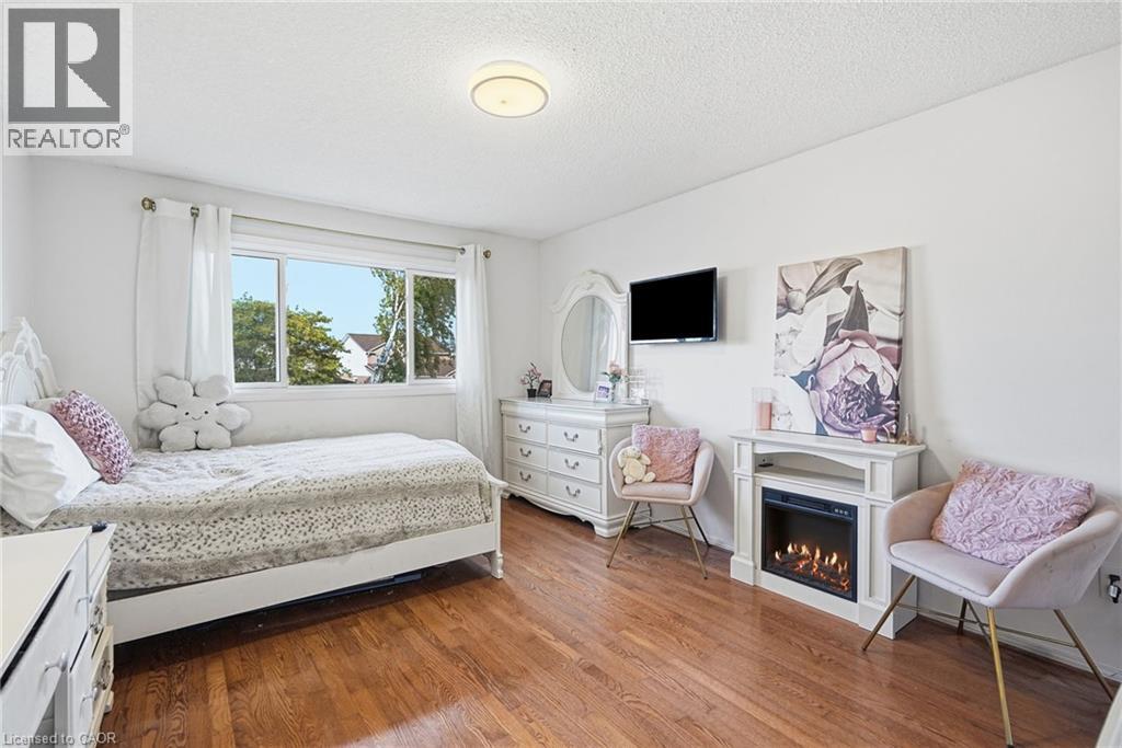 18 ROWNTREE Drive - 22
