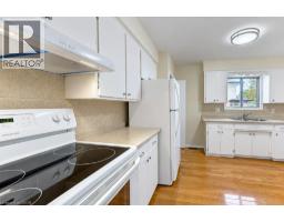 Kitchen - 25 Applewood Avenue, Kitchener, ON N2B1V9 Photo 12