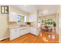 Living room - 25 Applewood Avenue, Kitchener, ON N2B1V9 Photo 14
