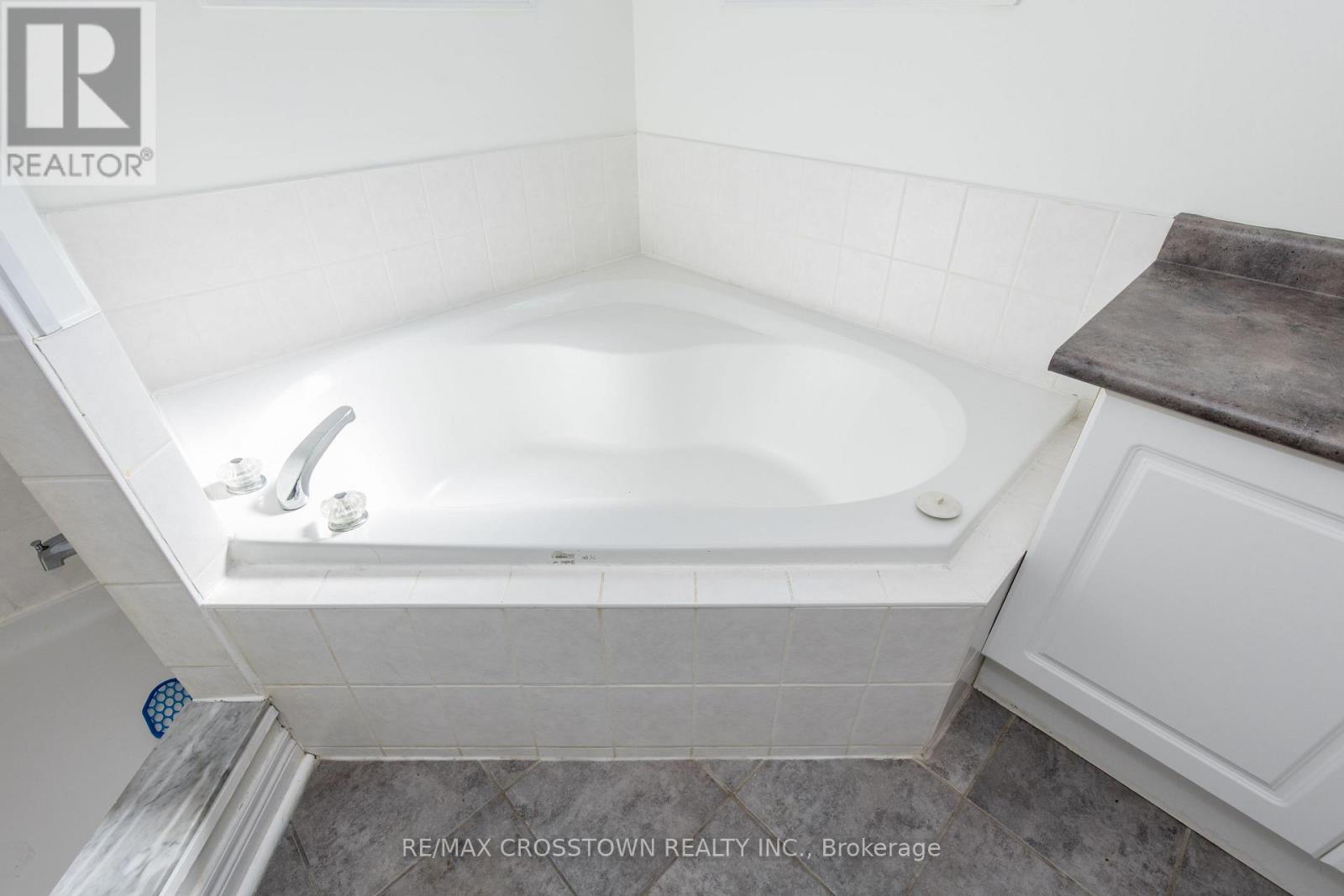 62 Windsor Crescent — photo 27