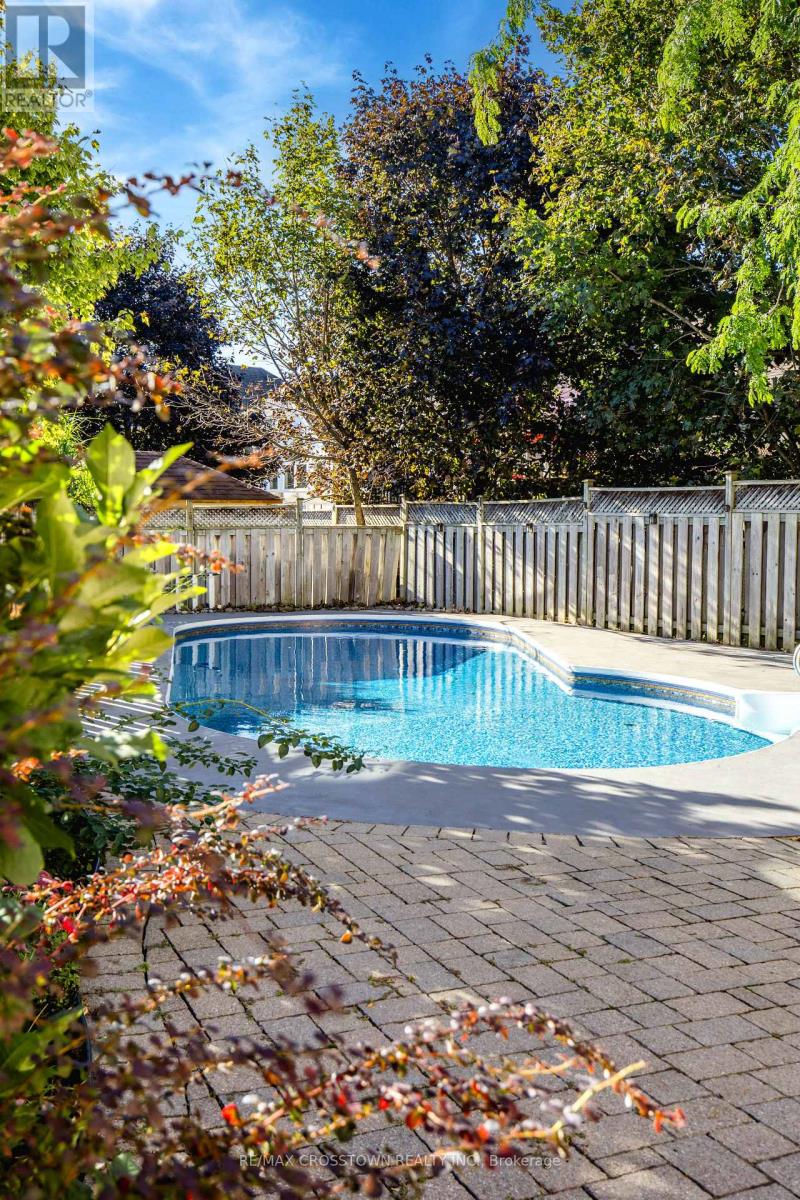 62 Windsor Crescent — photo 32