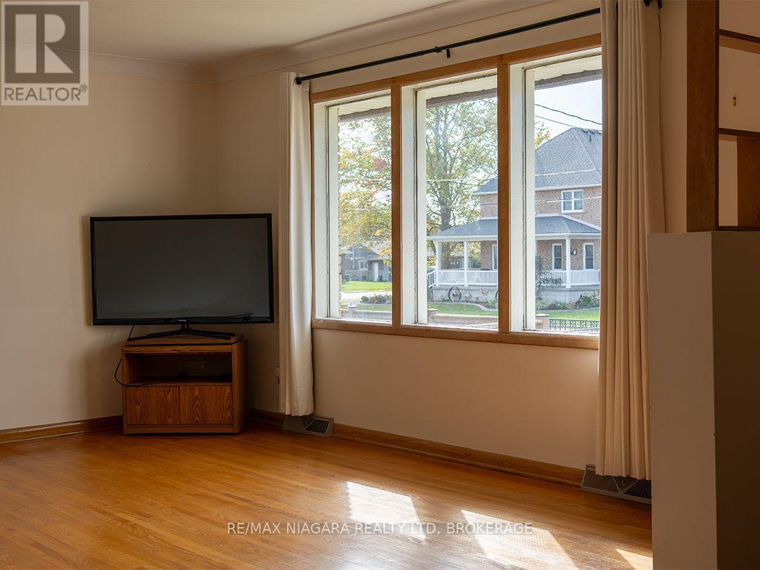 109 HAMPTON AVENUE - 8