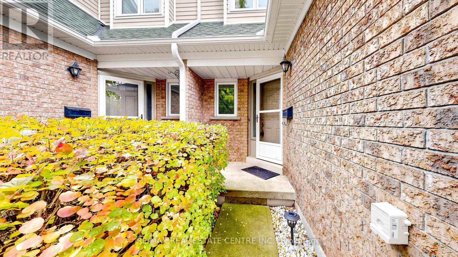 #3 2215 CLEAVER AVENUE - 2