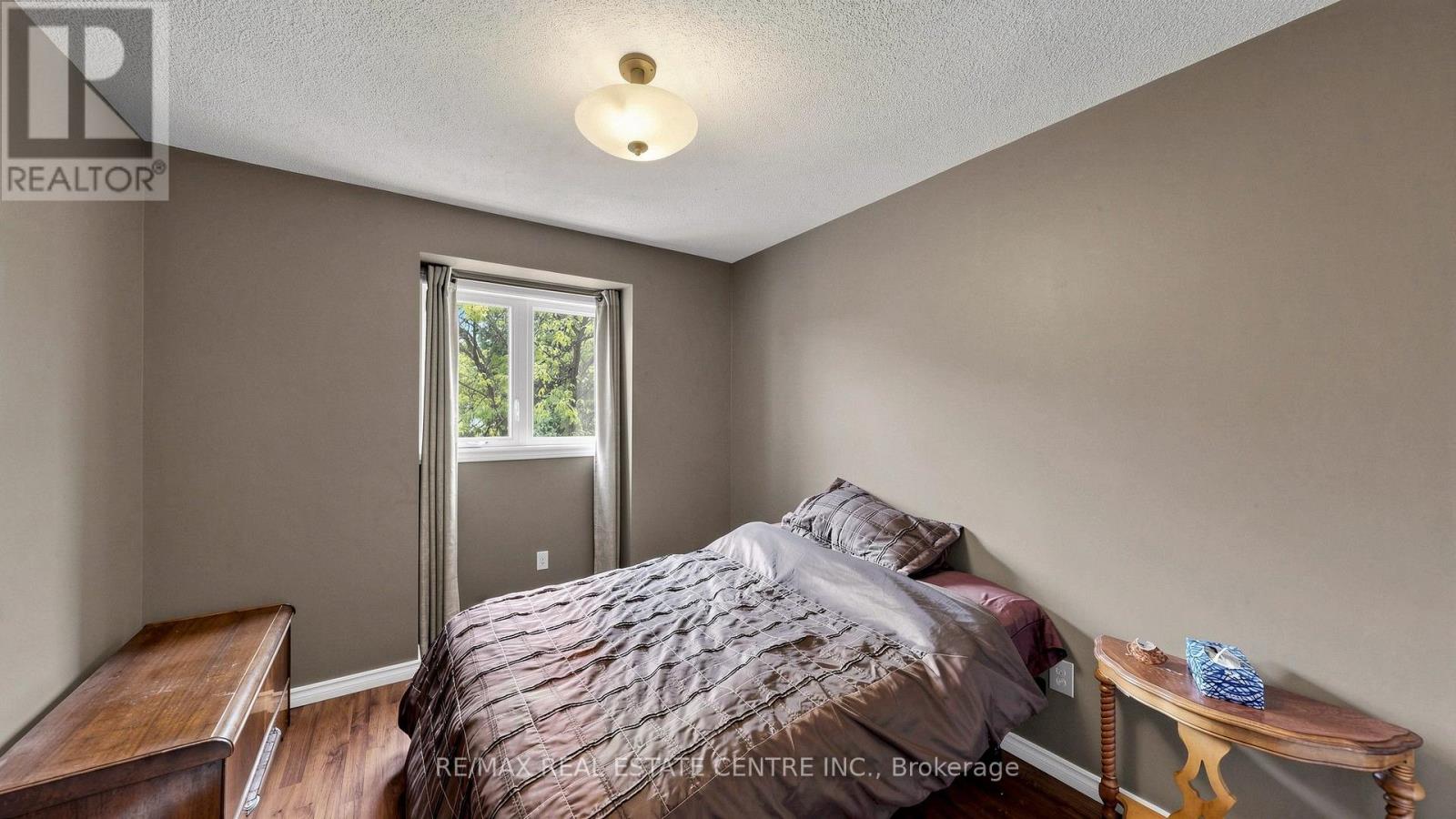 #3 2215 CLEAVER AVENUE - 32