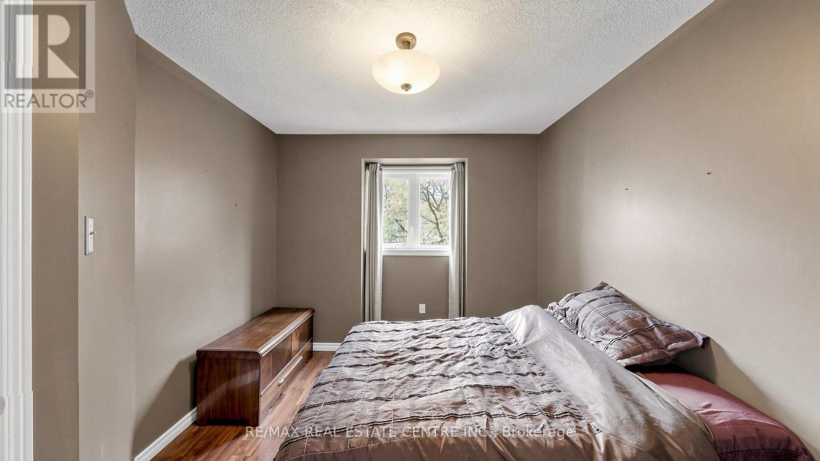 #3 2215 CLEAVER AVENUE - 34