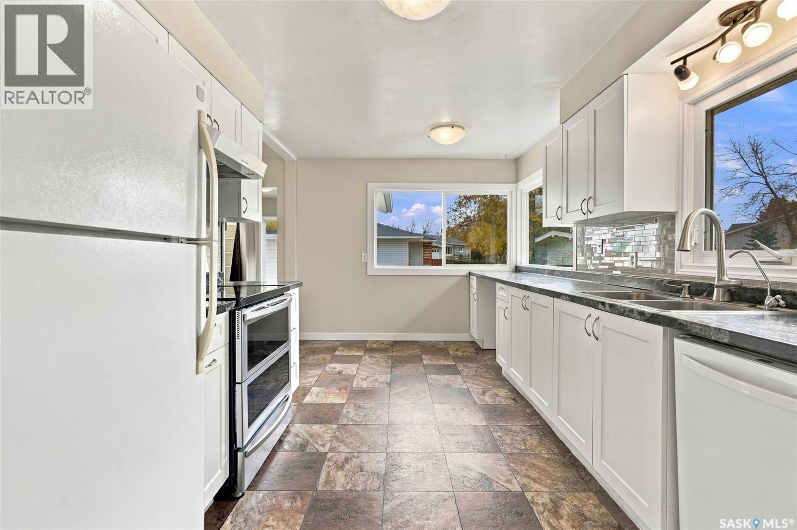 546 Elm CRESCENT, Caronport — photo 12