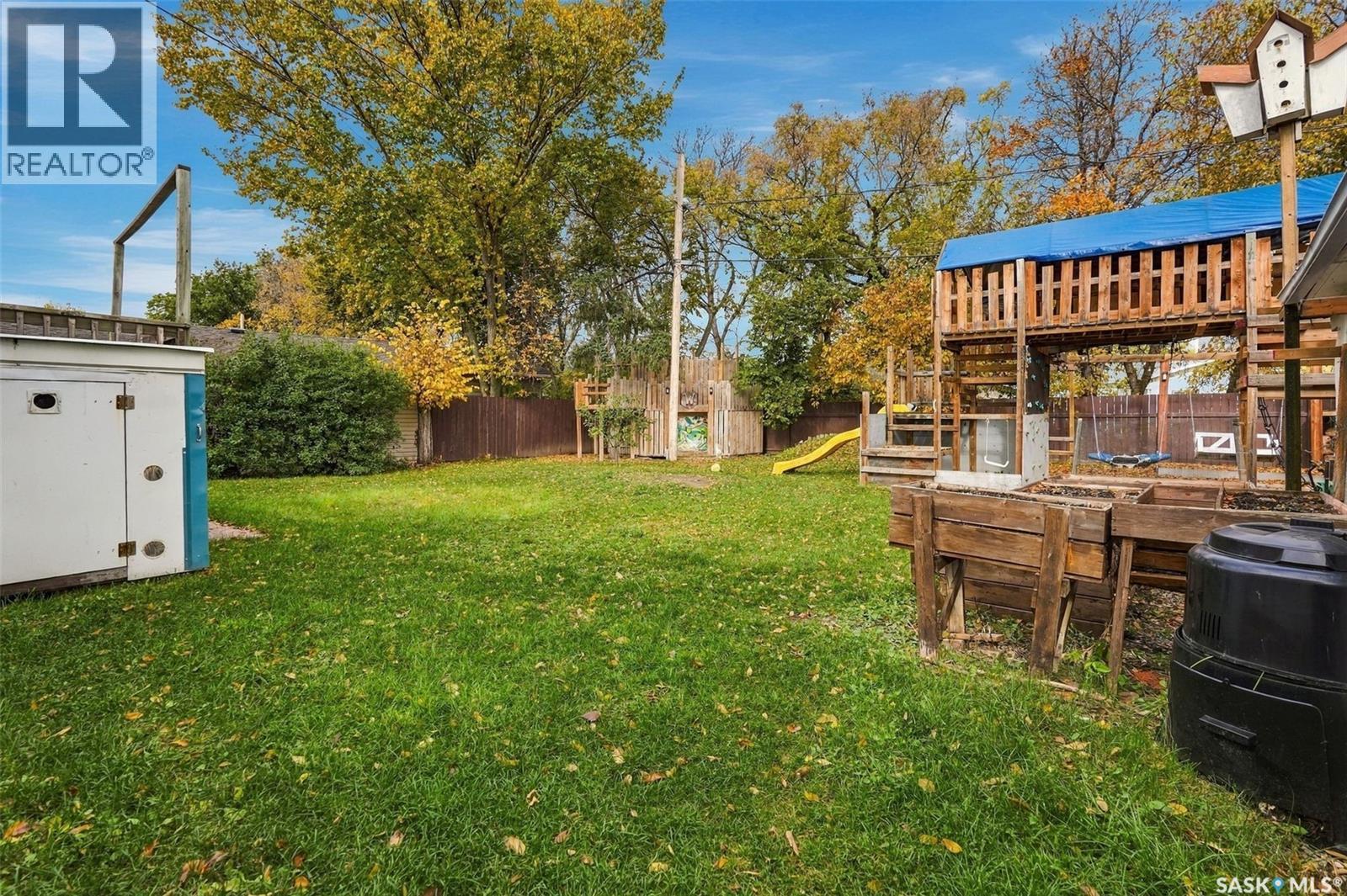 546 Elm CRESCENT - 52
