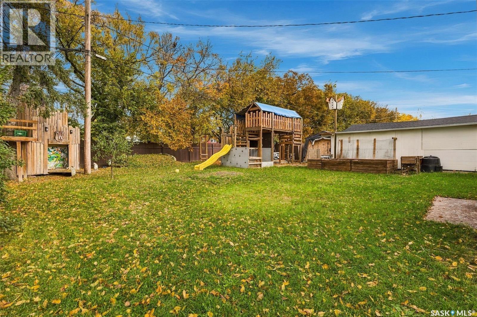 546 Elm CRESCENT - 53