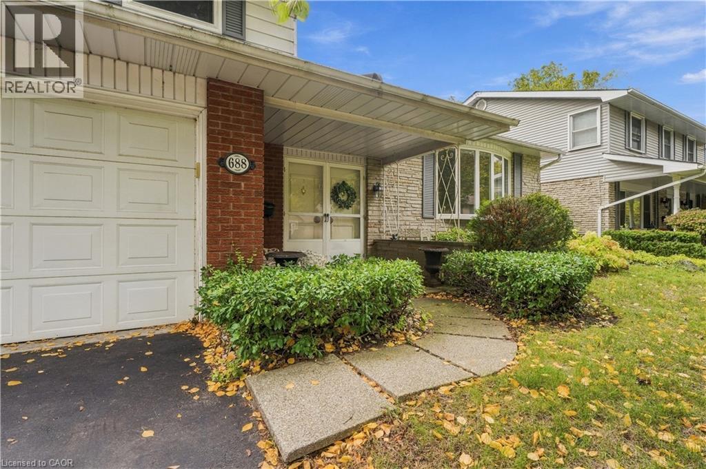 688 CHERRYWOOD Drive, Burlington — photo 4