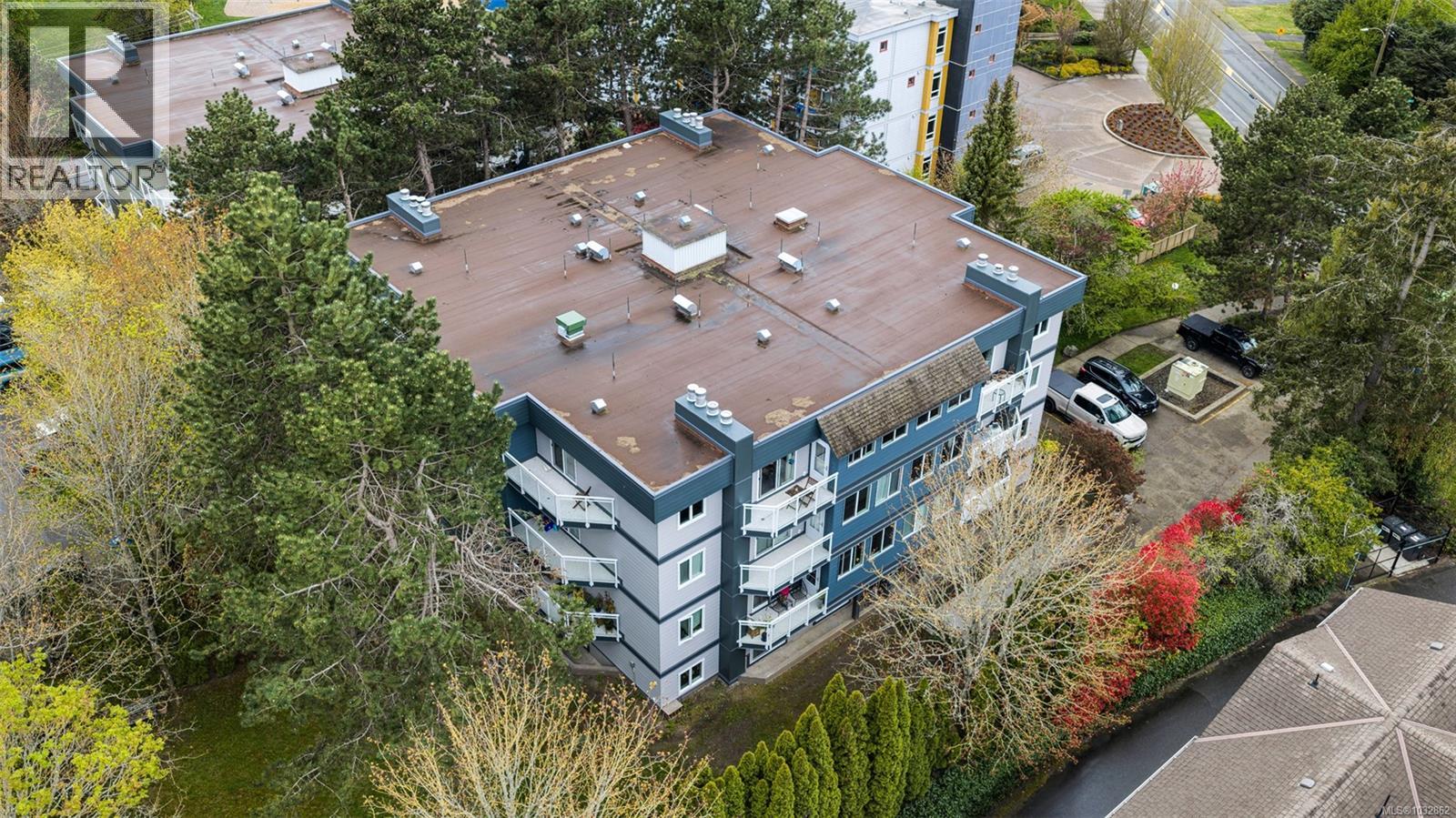 8 949 Cloverdale Avenue, Saanich