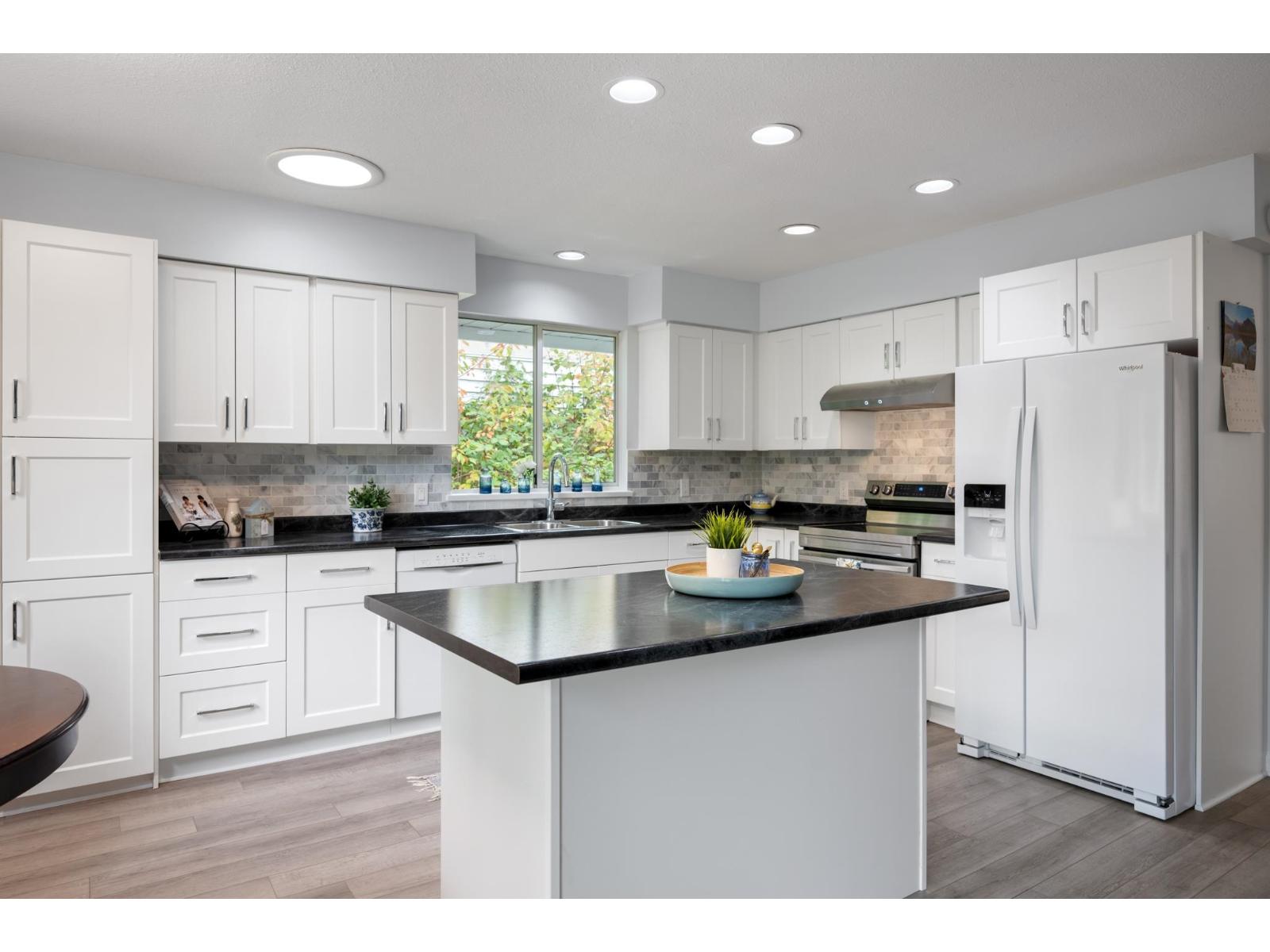 Photo of 14129 16A AVENUE 25