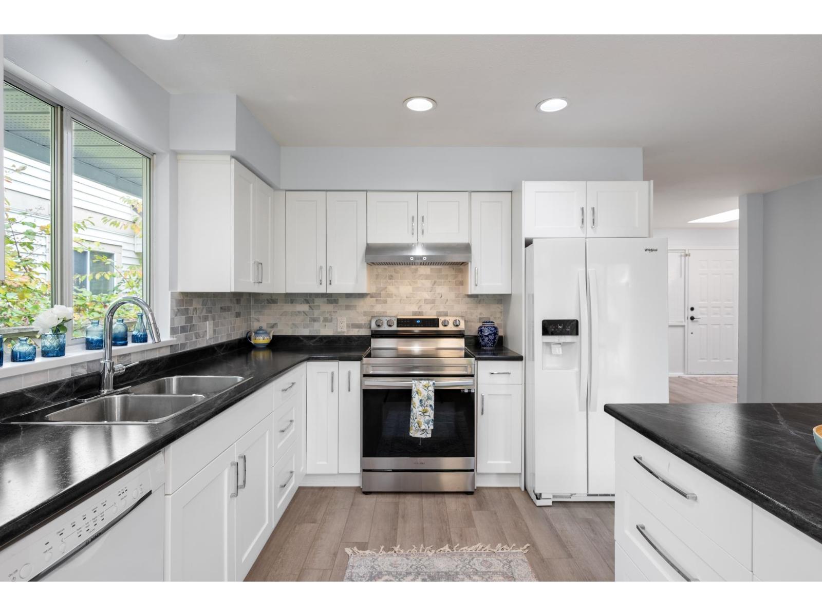 Photo of 14129 16A AVENUE 27