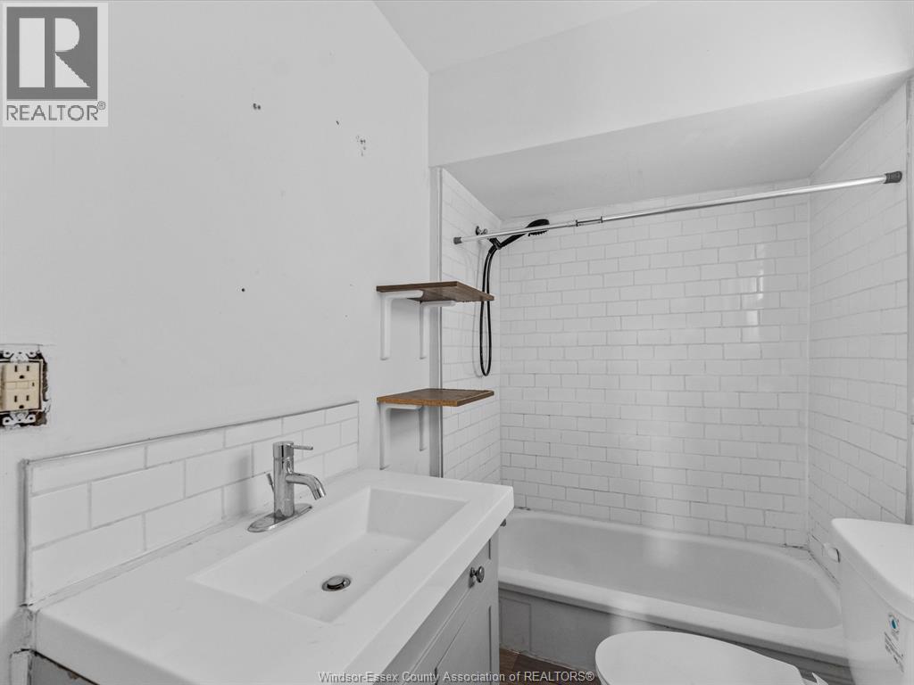 446 Wyandotte Street West — photo 38