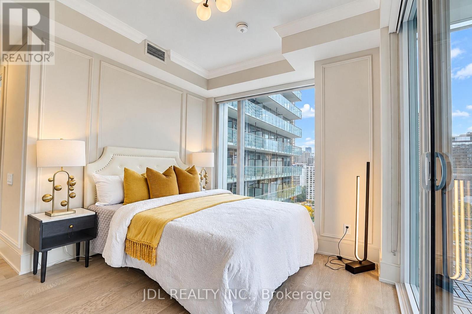 #1615 1 GLOUCESTER STREET - 34