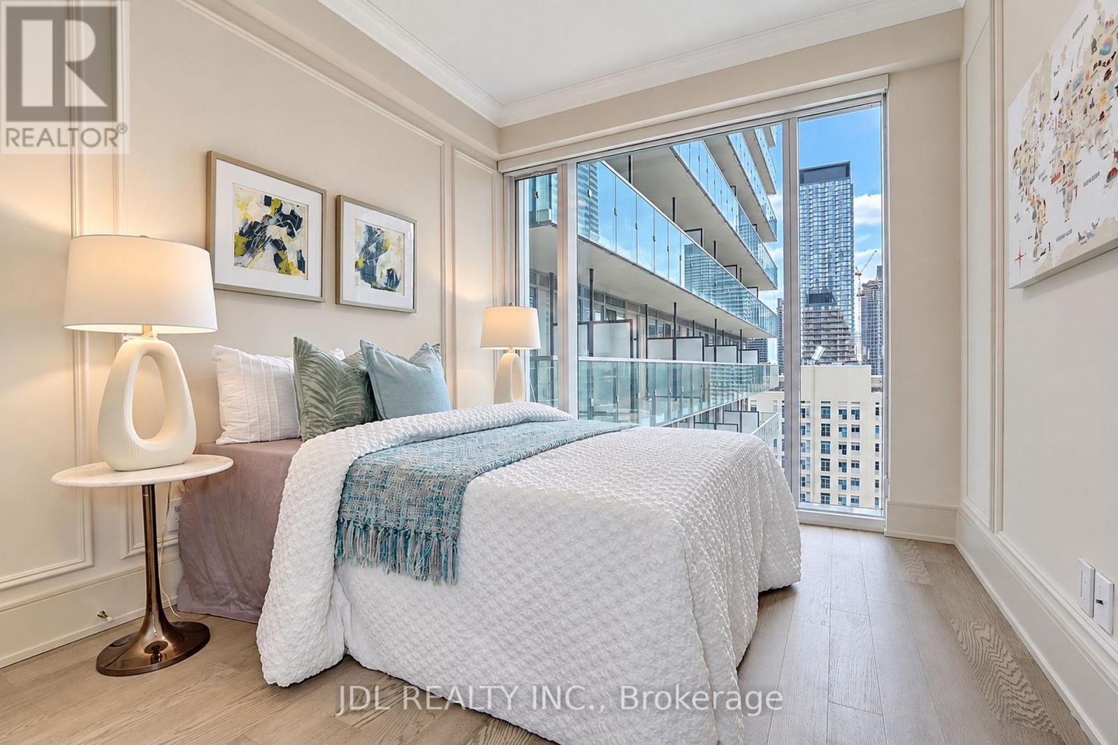 #1615 1 GLOUCESTER STREET - 38
