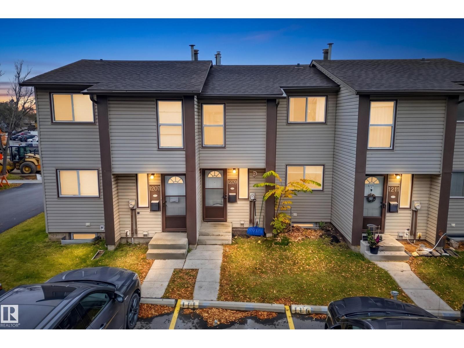 Photo of 1209 HOOKE RD NW, Edmonton