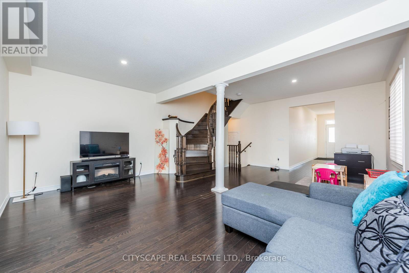37 Aspermont Crescent — photo 10