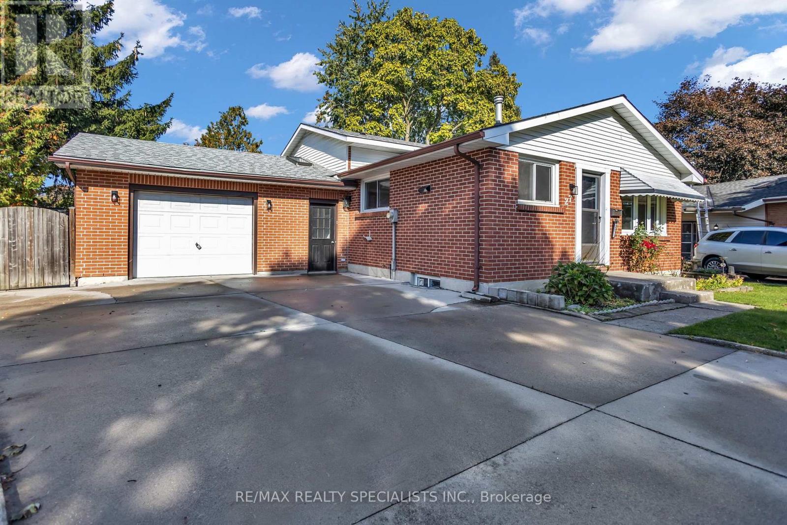 4 bedroom Single Family exterior, 27 TOULON Crescent, London East (East I), Ontario